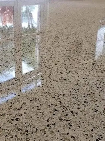 Suelo de terrazo pulido y brillante en un salón