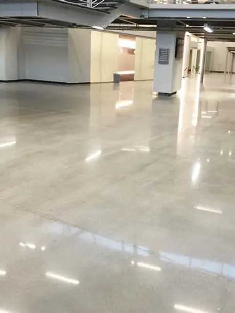 Suelo impecable tras nuestro tratamiento de pulido